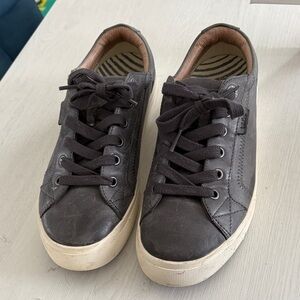 Women’s Taos grey leather sneaker 8.5 wide